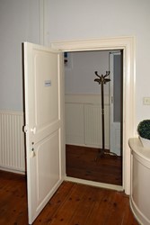 <p>18e-eeuwse deur die op de begane grond vanuit de gang toegang geeft tot de praktijkruimte aan de achterzijde. </p>
